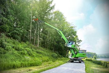 Tree care handler felling excavator SENNEBOGEN 728 E problem tree felling landscape maintenance embankment maintenance timber harvest grab saw