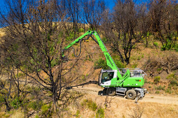 SENNEBOGEN 718 Holz-Umschlagbagger, Forstbagger für Aufräumarbeiten nach Waldbränden in Kalifornien, USA